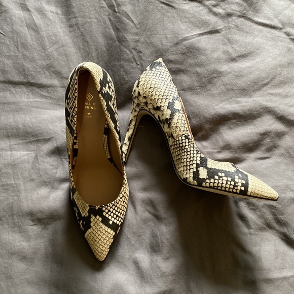Call it Spring snake print heels - never worn 6.5 - Picture 2 of 2